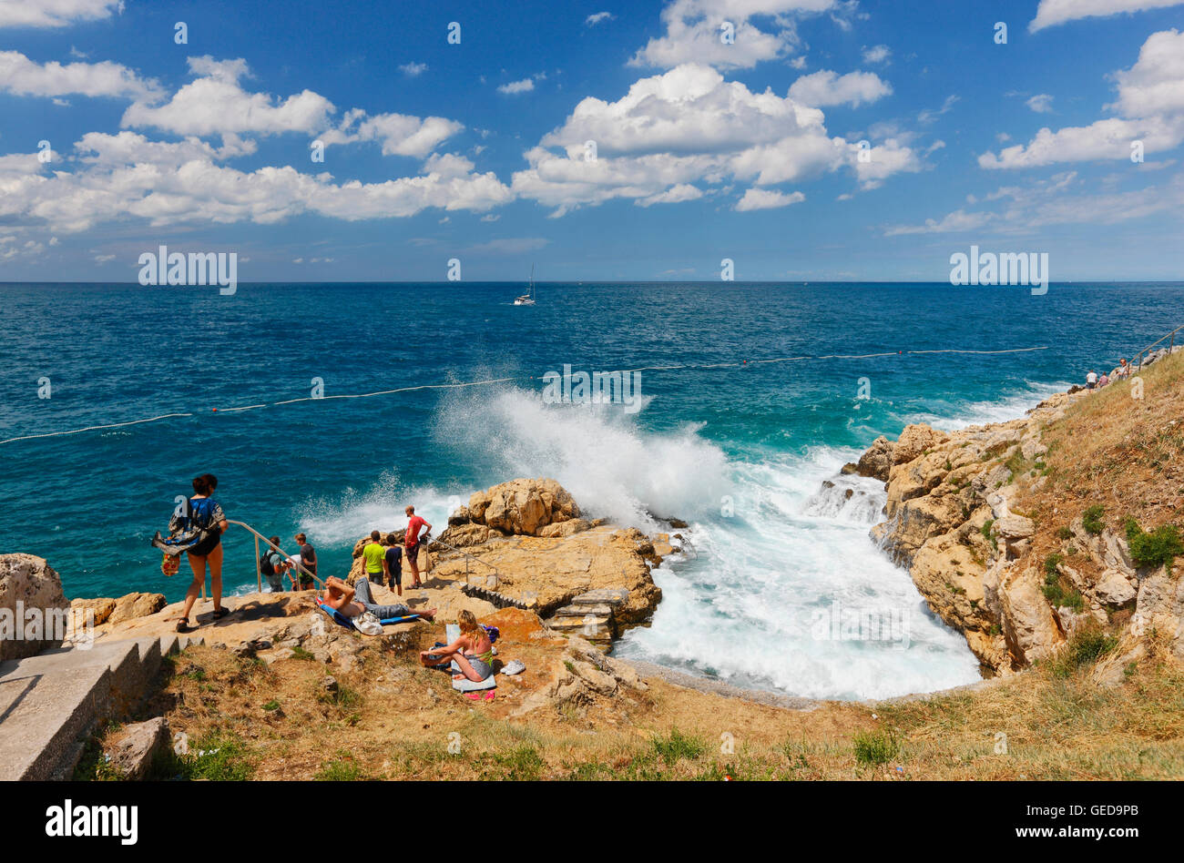 Il turista a godere nella visione onde nella città di Rovigno Foto Stock