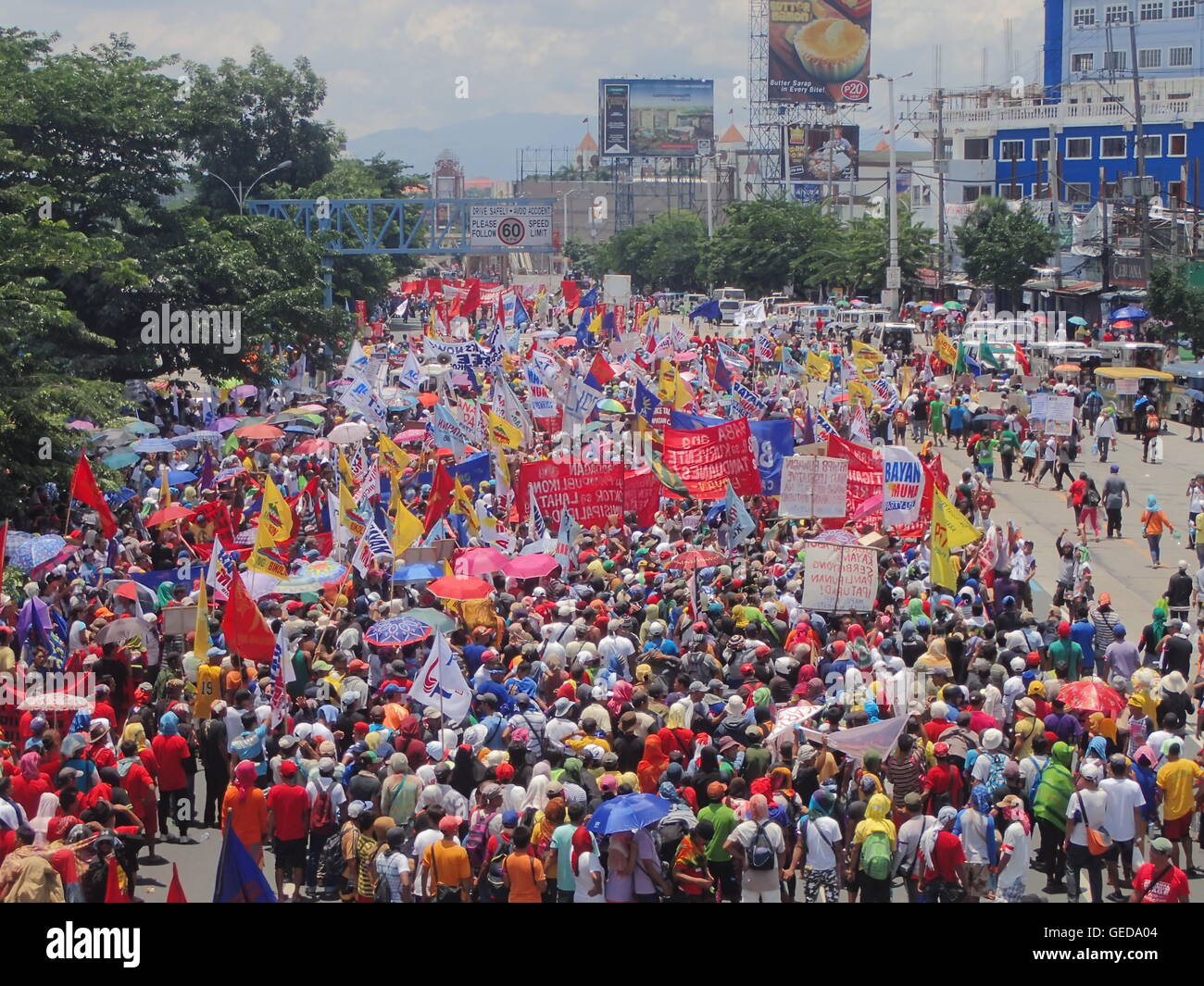 Quezon City, Filippine. Xxv Luglio, 2016. I membri dei diversi gruppi militanti, intitolata a Batasang Pambansa nella città di Quezon all'aria le loro preoccupazioni del giorno Presidente Rodrigo Duterte consegnerà il suo primo membro della Nazione indirizzo. Per la prima volta i gruppi militanti hanno permesso di andare più vicino alla sede di SONA ed è la prima volta anche i dimostranti non brucerà effige e aria governo anti-rimostranze. Credito: Sherbien Dacalanio/Pacific Press/Alamy Live News Foto Stock