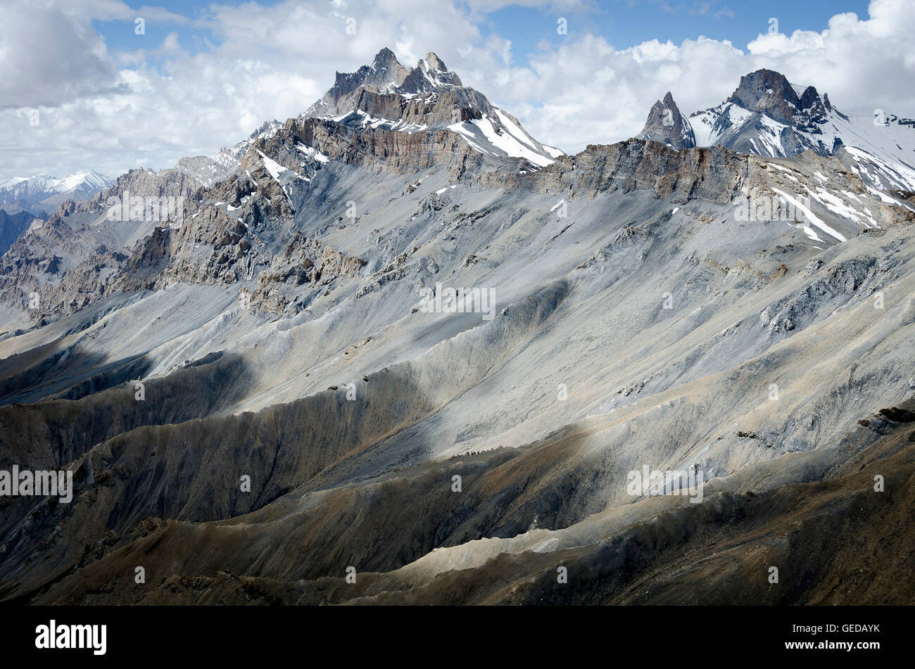 Cime delle montagne, Himalaya, Zalung La, Zanskar Range, Ladakh, Jammu e Kashmir India Foto Stock