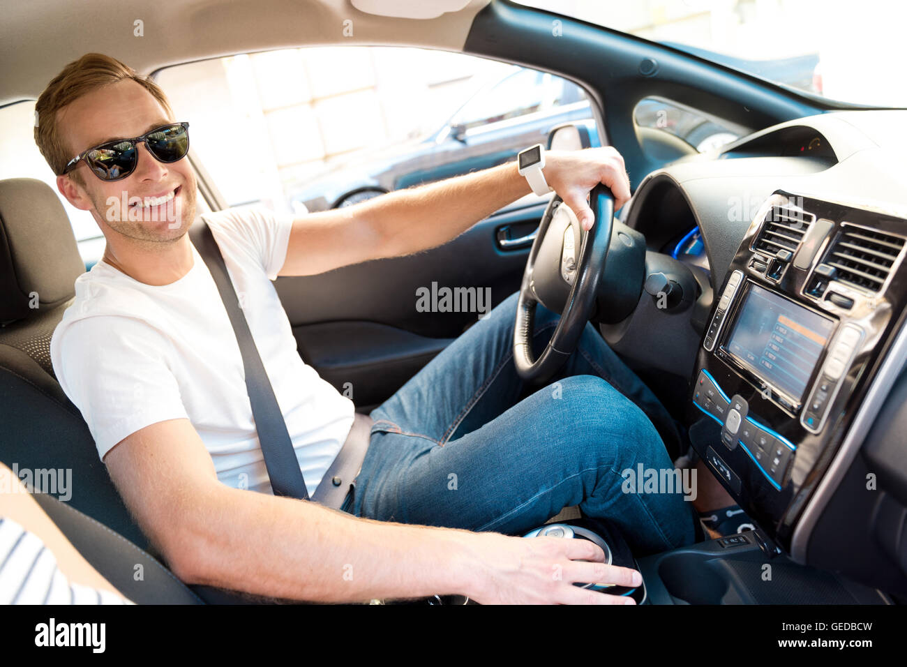 Uomo seduto al volante della vettura Foto Stock