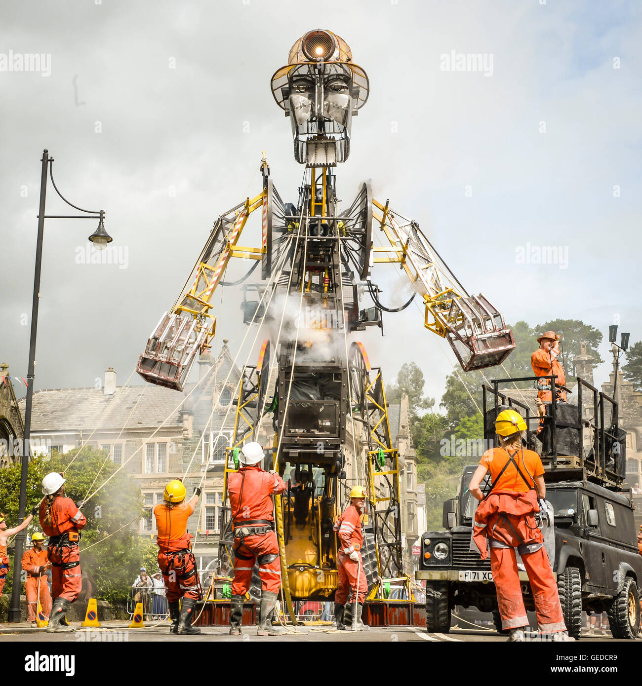 Il Regno Unito grandi marionette meccaniche mai costruito in Gran Bretagna, Cornish uomo Motore di data mining, è unveilled in Tavistock di centinaia di persone. Foto Stock