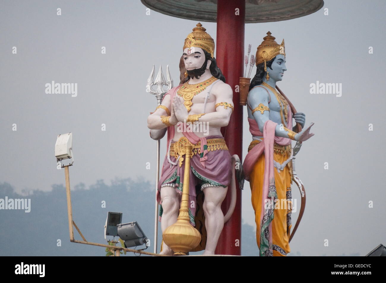 Statua del Signore Hanuman ( di fronte ) e signore di Ram sul lato sinistro in uno dei templi di Rishikesh Foto Stock