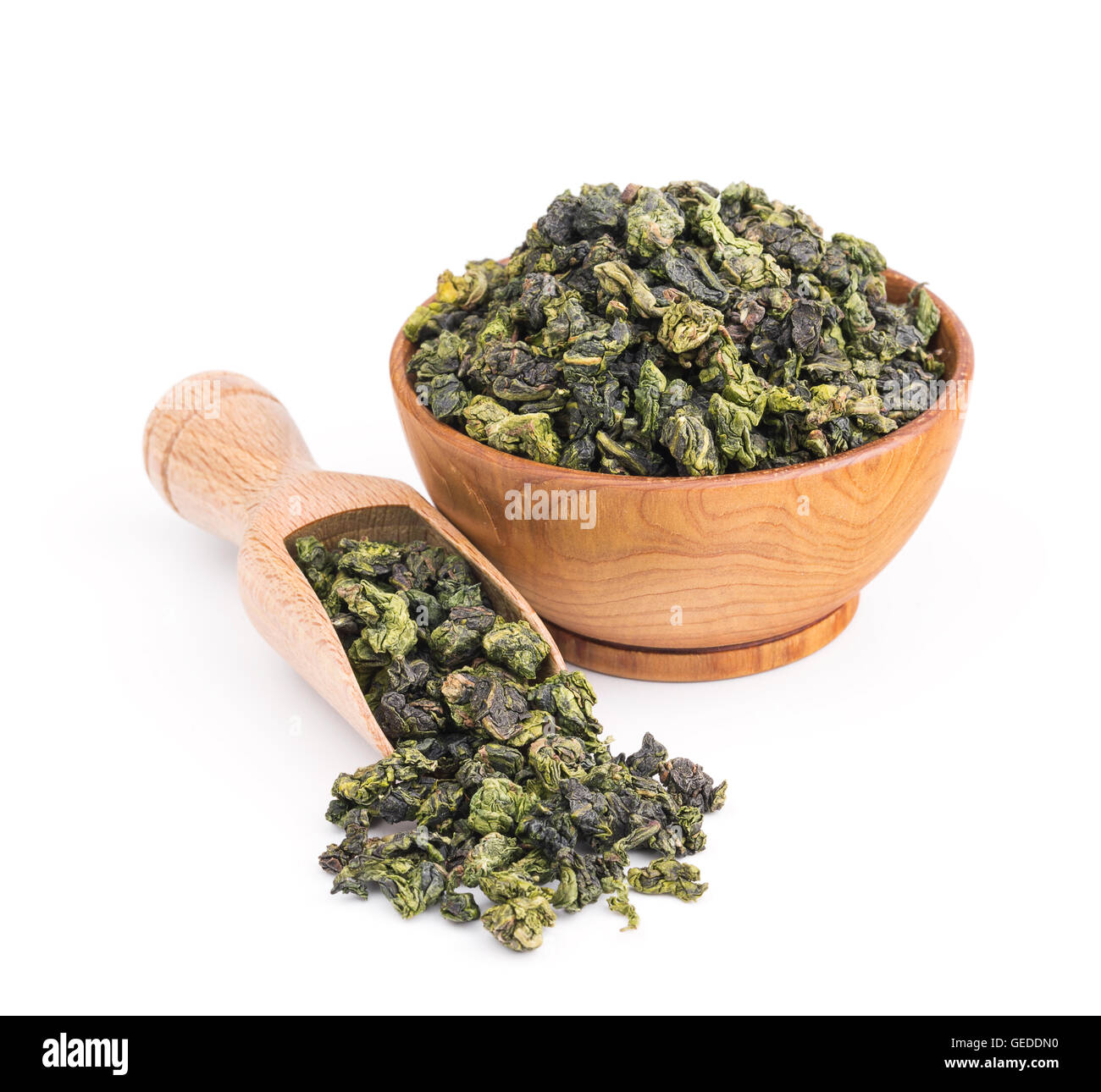Tieguanyin Oolong tè verde in una ciotola di legno isolato su bianco Foto Stock