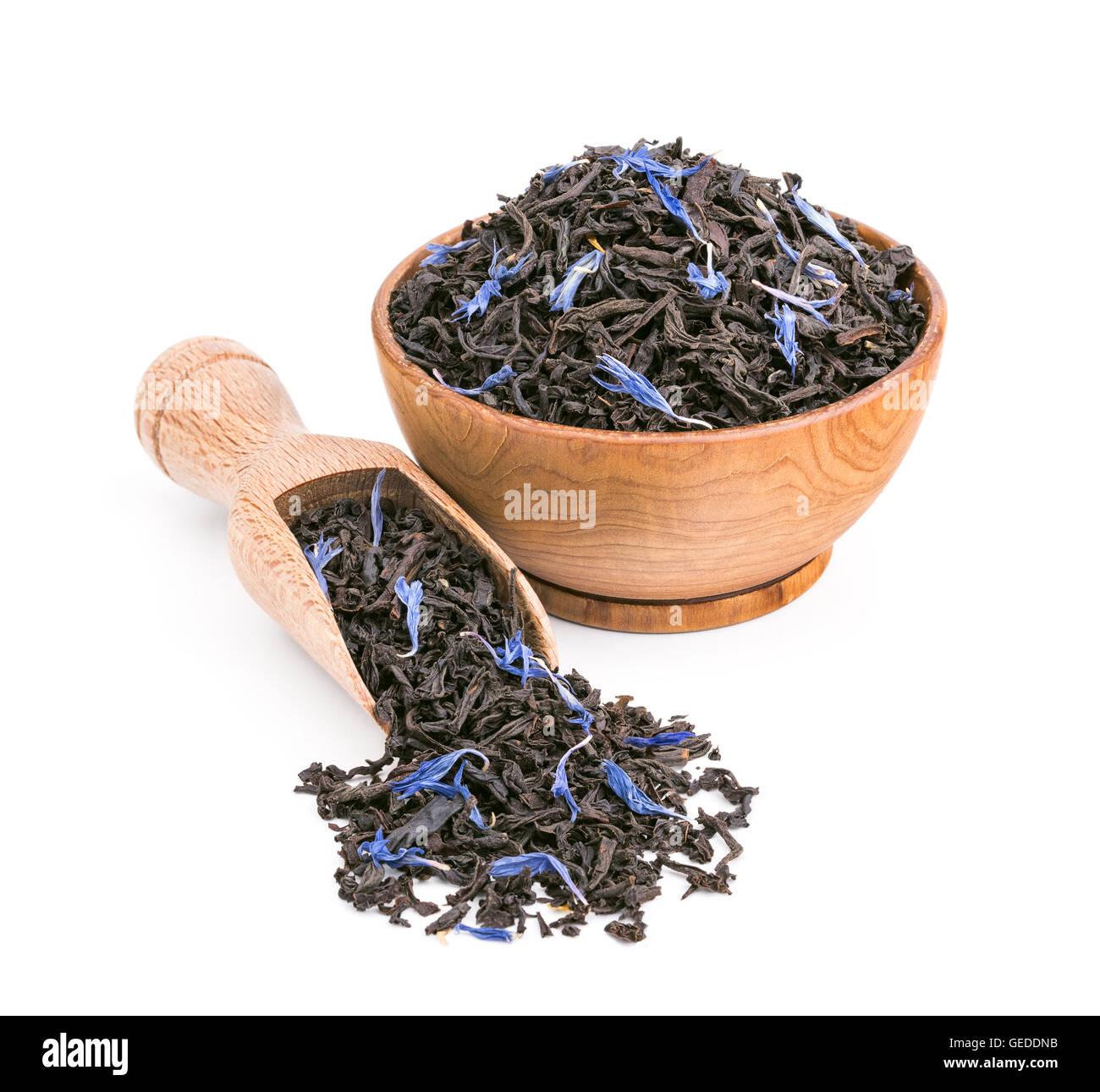 Tè nero con petali di colore blu in una ciotola di legno isolato su bianco Foto Stock
