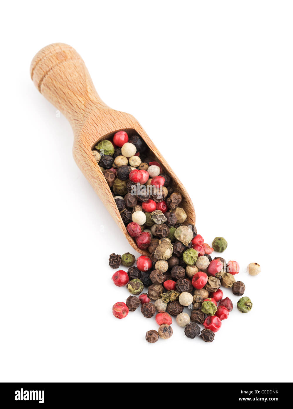 Peppe si mescolano in un cucchiaio di legno isolato su bianco Foto Stock