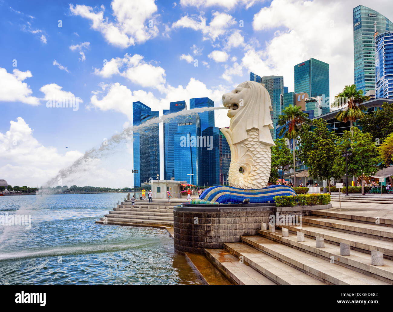 Singapore, Singapore - 1 Marzo 2016: statua Merlion spruzzare l'acqua dalla bocca al Merlion Park nel centro cittadino di Core a Singapore presso il Marina Bay. Grattacieli sullo sfondo. Foto Stock