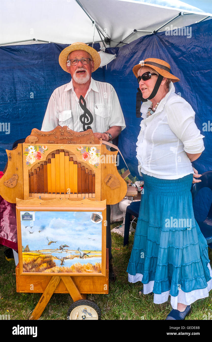 Tradizionale lettore musicale e cantante per artista e fiera artigianale - Francia. Foto Stock