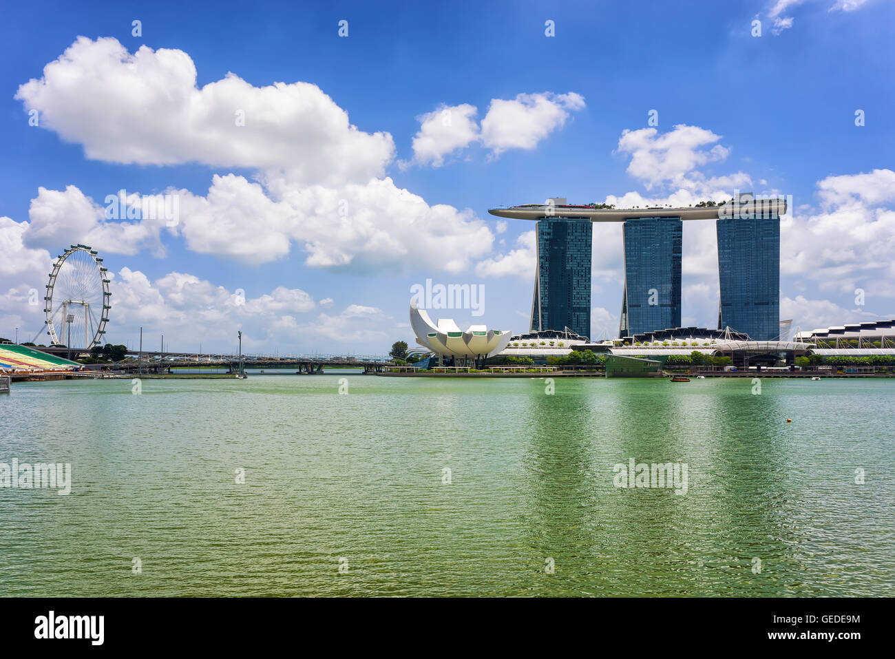 Singapore, Singapore - 1 Marzo 2016: Singapore Flyer, Artscience museum e il Marina Bay Sands Hotel e Casino di Downtown Core, Singapore. Paesaggio di un resort di lusso con piscina sul tetto Foto Stock