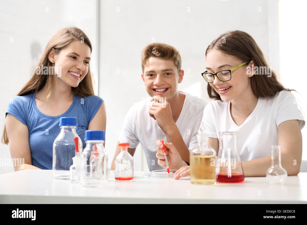 Lezione chimica, gli esperimenti di chimica Foto Stock