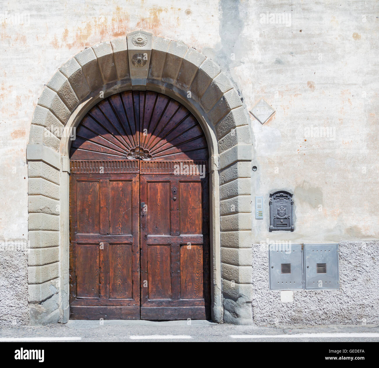 Vecchio decorata a doppia porta portale in legno Foto Stock