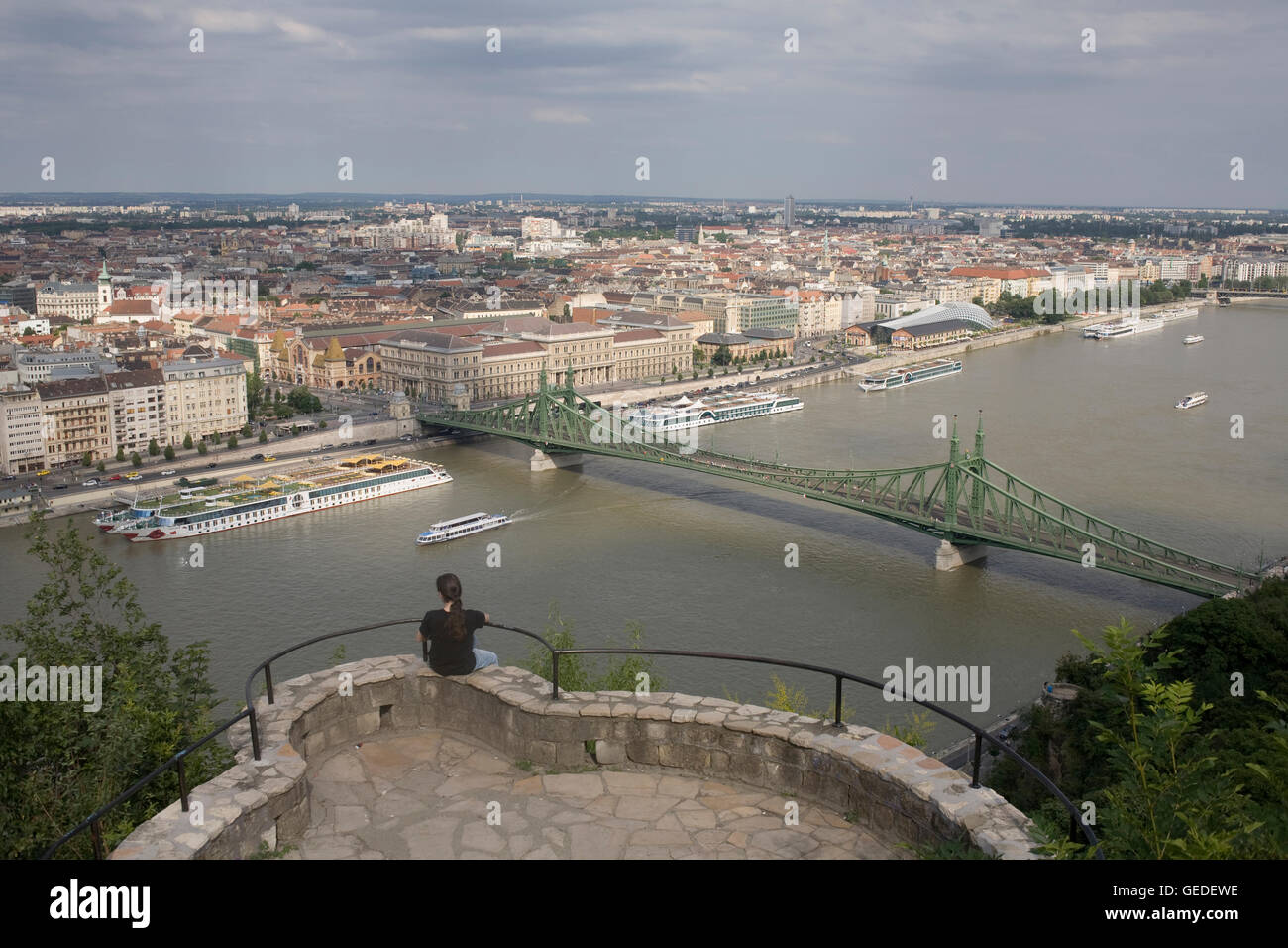 Area di visualizzazione, Liberty ponte sul Danubio e Buda visto dal Giubileo park Foto Stock