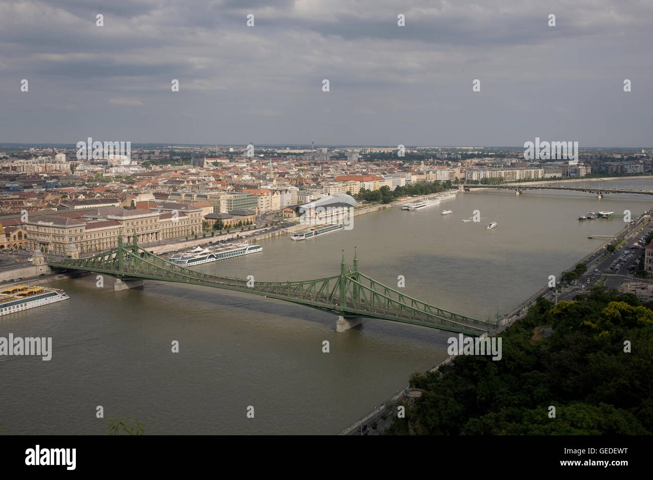 Vista verso sud-est dalla collina Gellert con libertà ponte sul fiume Danubio Foto Stock