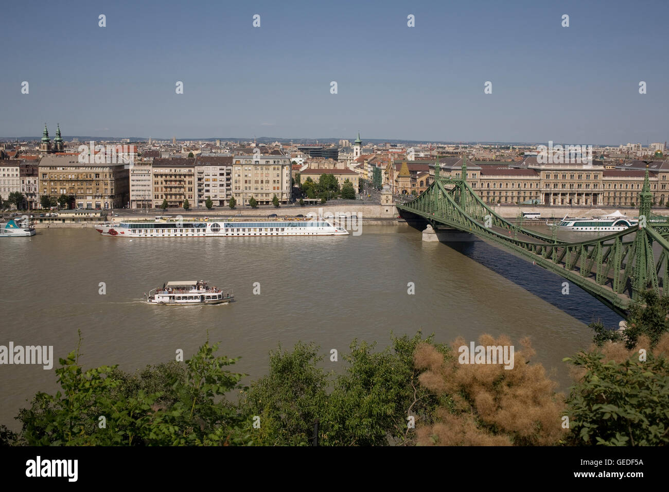 Il Fiume Danubio nei caldi pomeriggi d'estate con una piccola barca in direzione di Ponte della Libertà Foto Stock