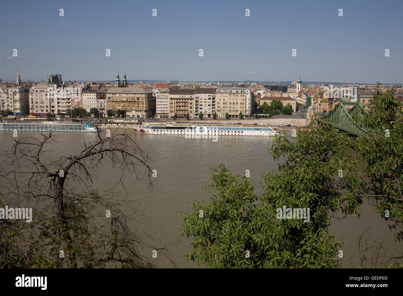 Il Fiume Danubio e Pesti anche rakpart visto dal Parco sulla Collina di Gellert Foto Stock