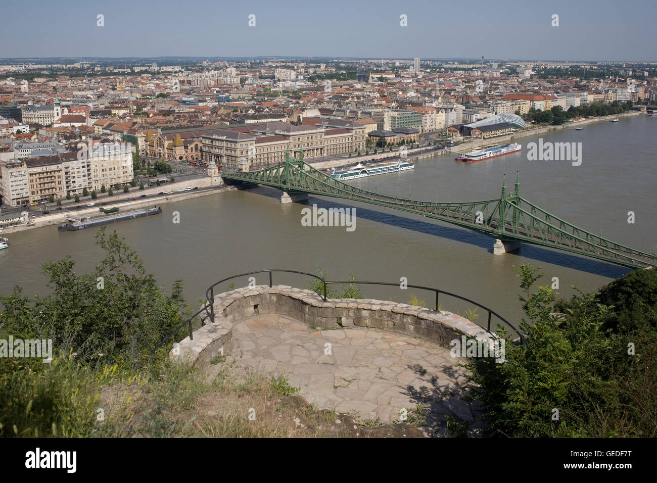 Area di visualizzazione, Ponte della Libertà, il Danubio e la città visto dalla collina di Gellert Foto Stock