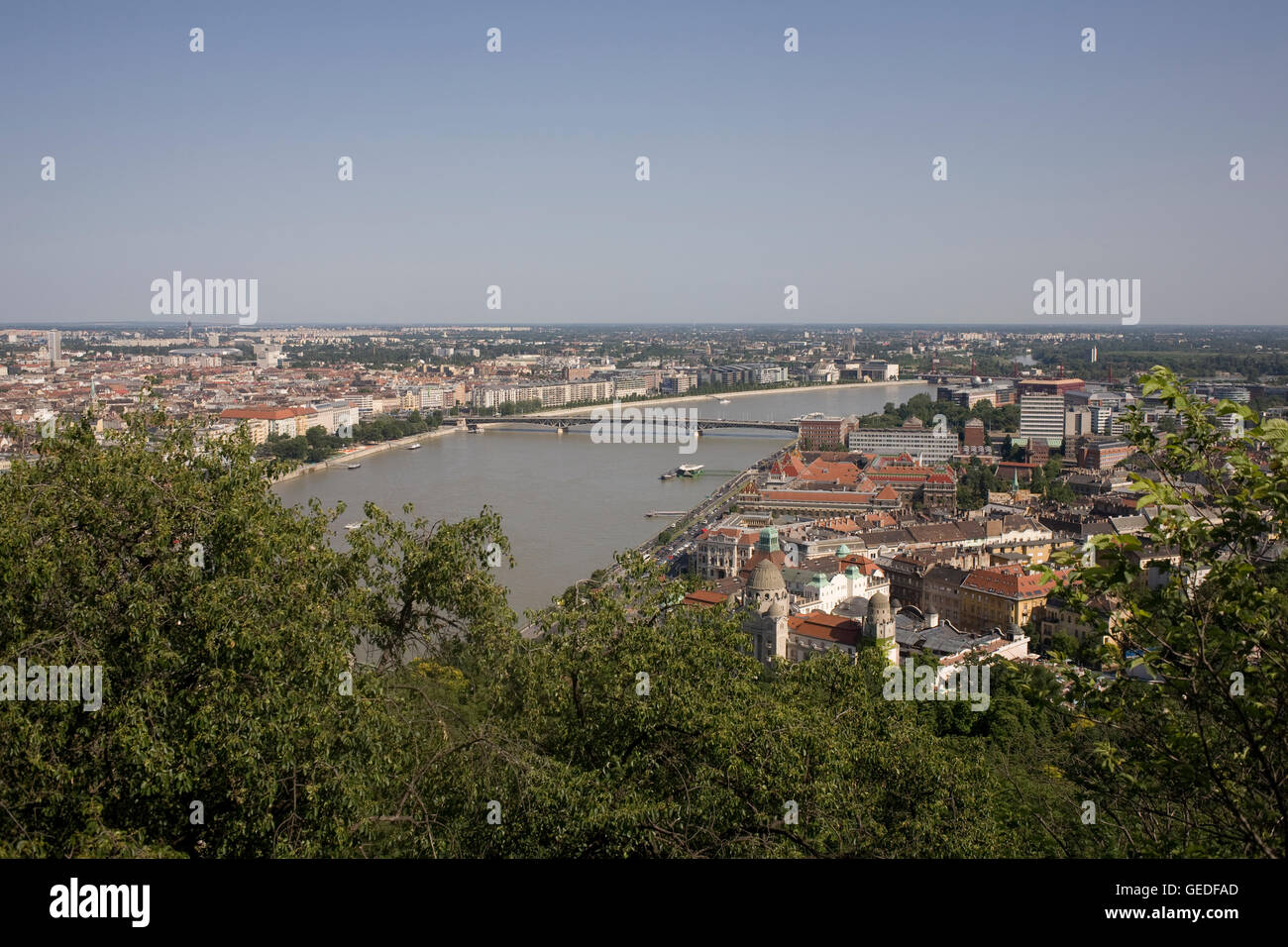 Vista verso sud-est dalla collina Gellert con Gellert hotel in primo piano e Petofi bridge a metà distanza Foto Stock