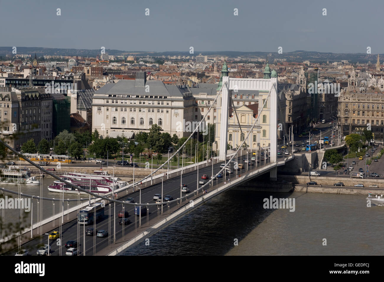 Il ponte Elisabetta portando est a Budapest City Center Foto Stock