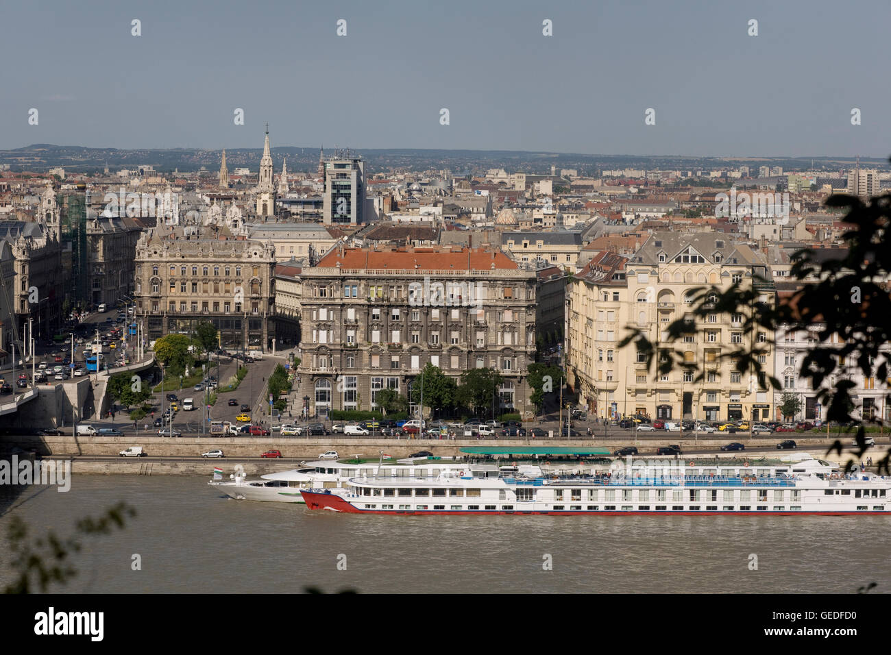 Centro citta' quayside con crociera barche attraccate al north end di pesti anche rakpart Foto Stock