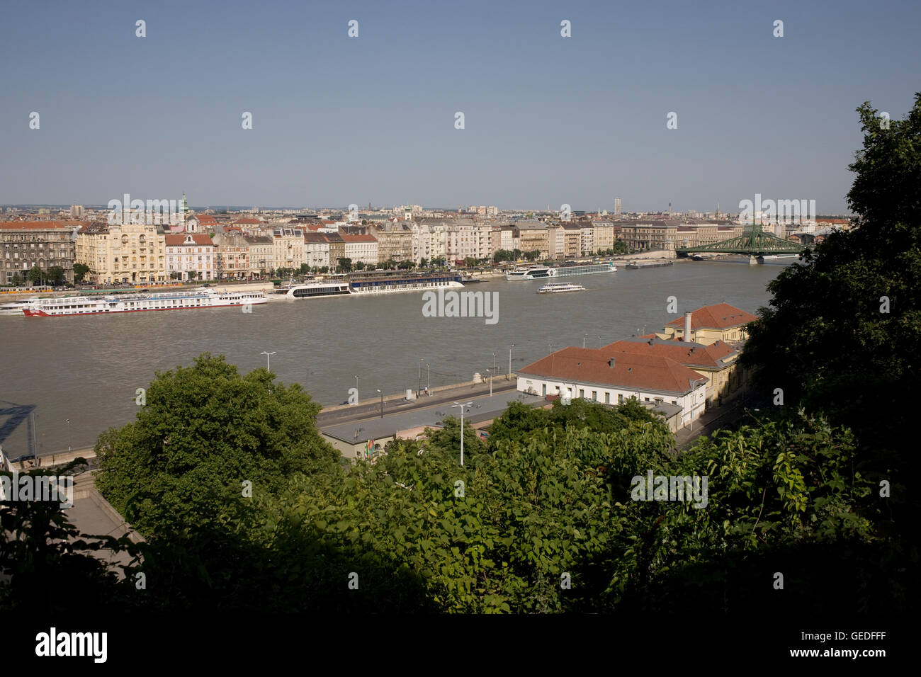 Entrambi i lati del Danubio a nord del ponte della Libertà Foto Stock