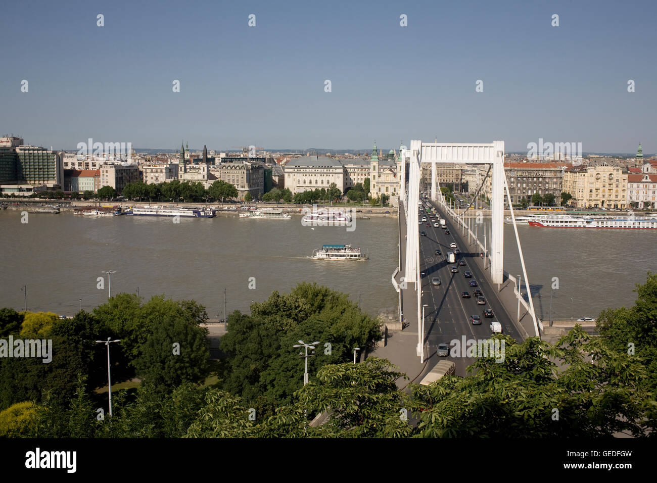 Nel tardo pomeriggio vista da Buda a Pest dal ponte Elisabetta Foto Stock