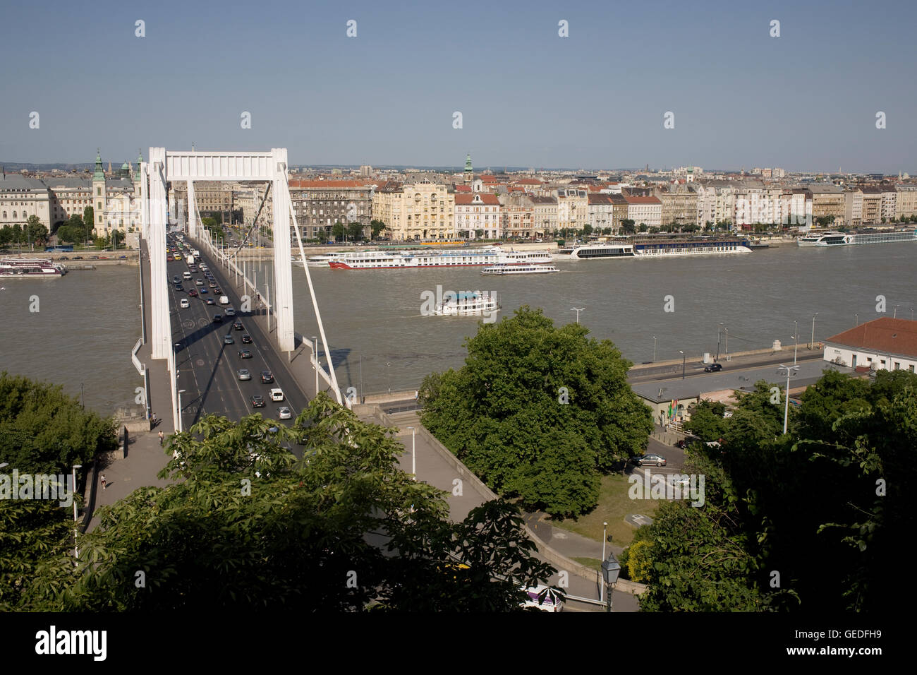 Il ponte Elisabetta e aree a sud di esso nei caldi pomeriggi d'estate Foto Stock