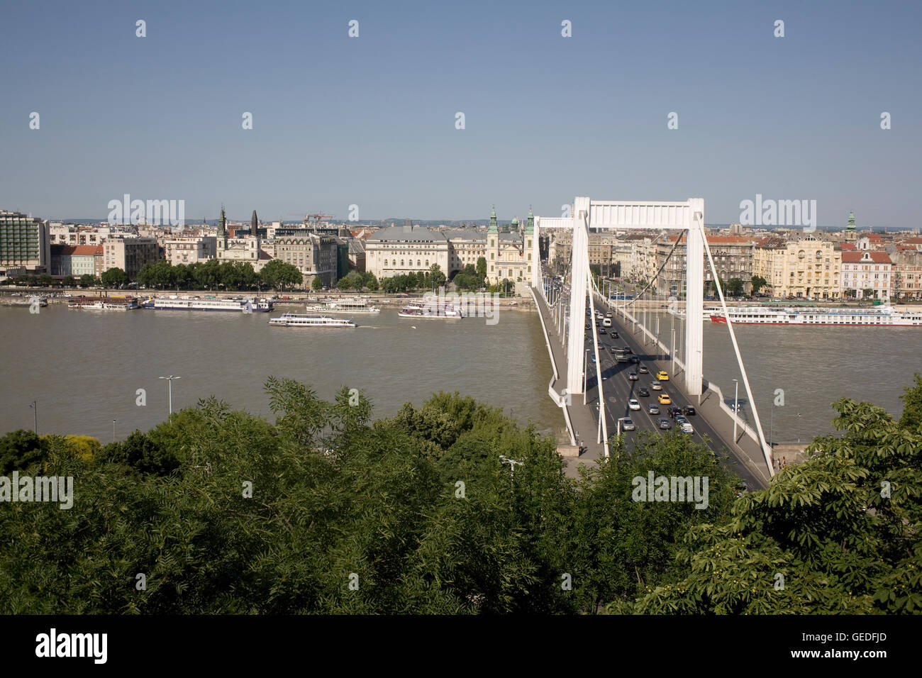 Vista Est attraverso il Danubio a Pest dal Dobrentei Ter Foto Stock