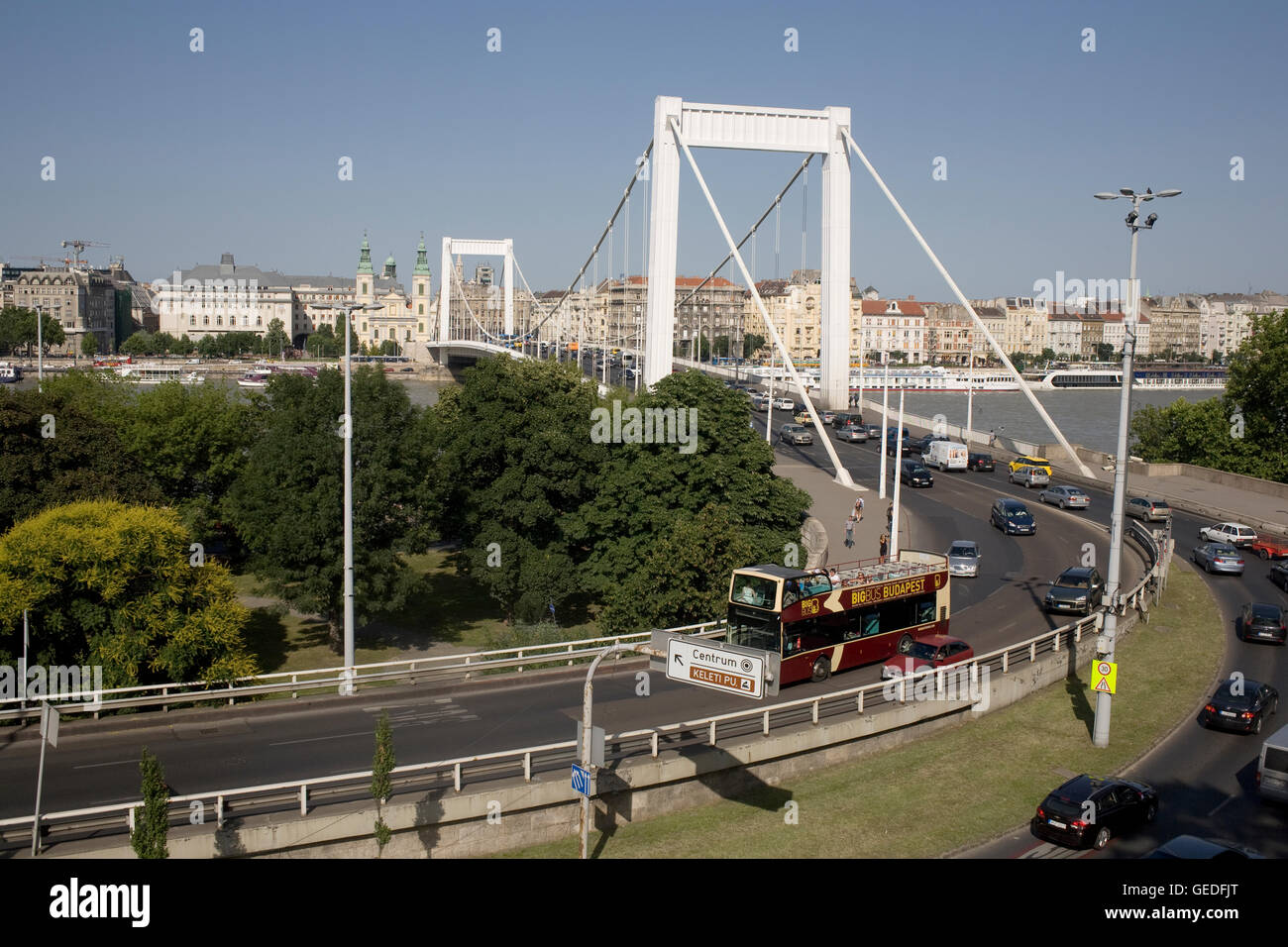 Approccio al ponte Elisabetta a Dobrentei Ter con bus panoramico Foto Stock