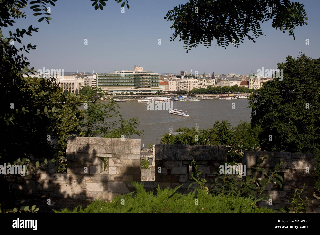 Vista sul Danubio a Jane Haining rakpart dalla parte esterna del castello di Buda Foto Stock