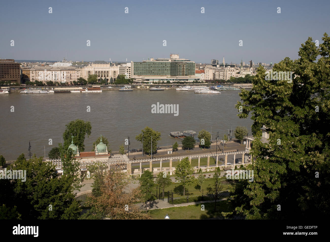 Vista est sud-est su Friedrich nato rakpart verso Jane Haining rakpart Foto Stock