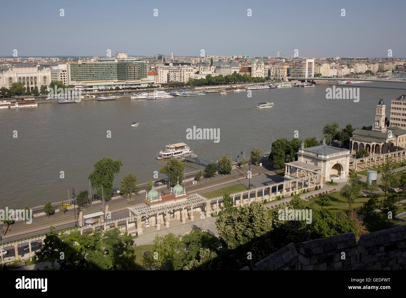Vista sud est est attraverso il Danubio dal Bazar Varkert imbarcadero Foto Stock
