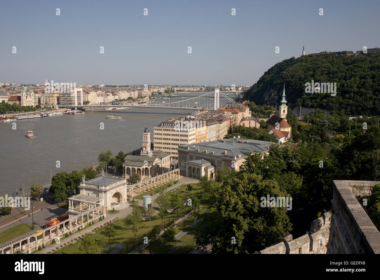 Vista sud est lungo Friedrich nato rakpart verso il ponte Elisabetta da castle hill Foto Stock