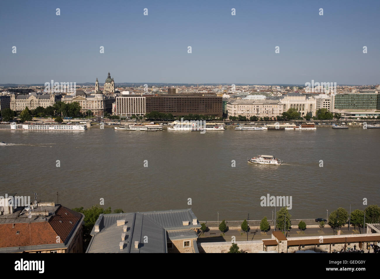 Il Fiume Danubio nei caldi pomeriggi d'estate visto dal lato di Buda di fronte al Hotel Intercontinental Foto Stock