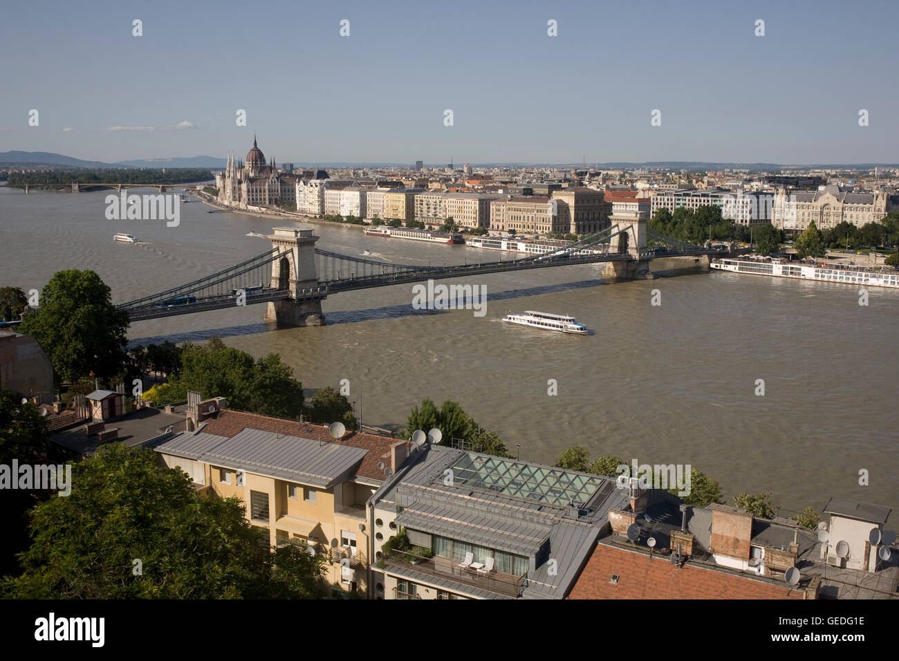 Vista dalla collina del castello del Danubio con il ponte della Catena in medio Foto Stock