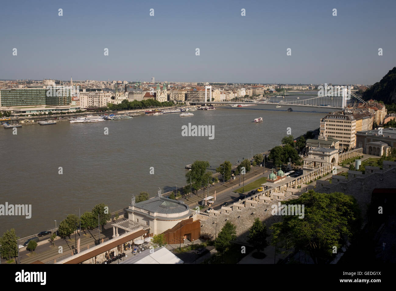 Ampia vista sud-est lungo il Danubio da Castle Hill verso il ponte Elisabetta Foto Stock