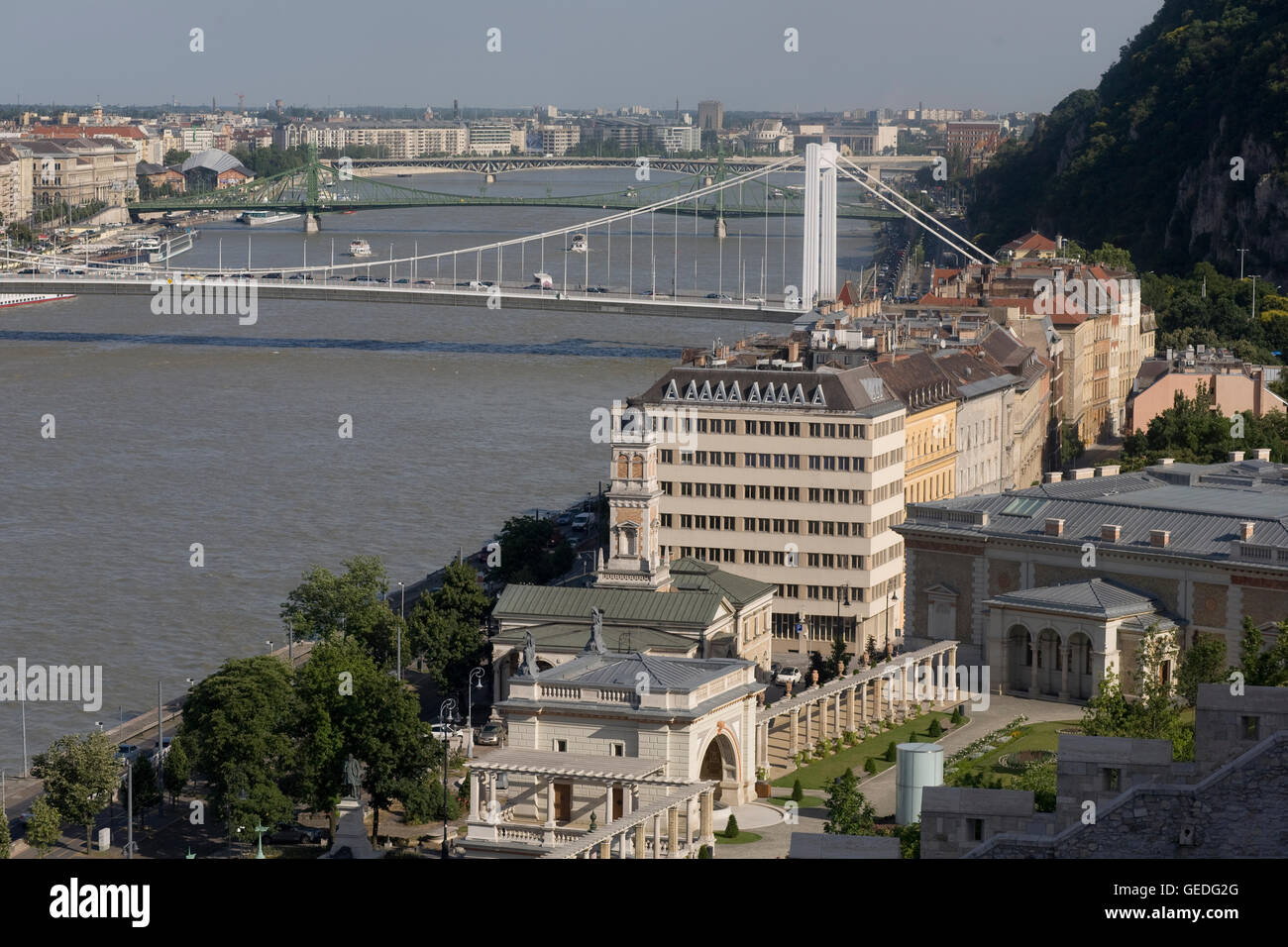 Vista sud sud-est da Castle Hill lungo il Danubio verso Elizabeth, Liberty e Petofi ponti Foto Stock