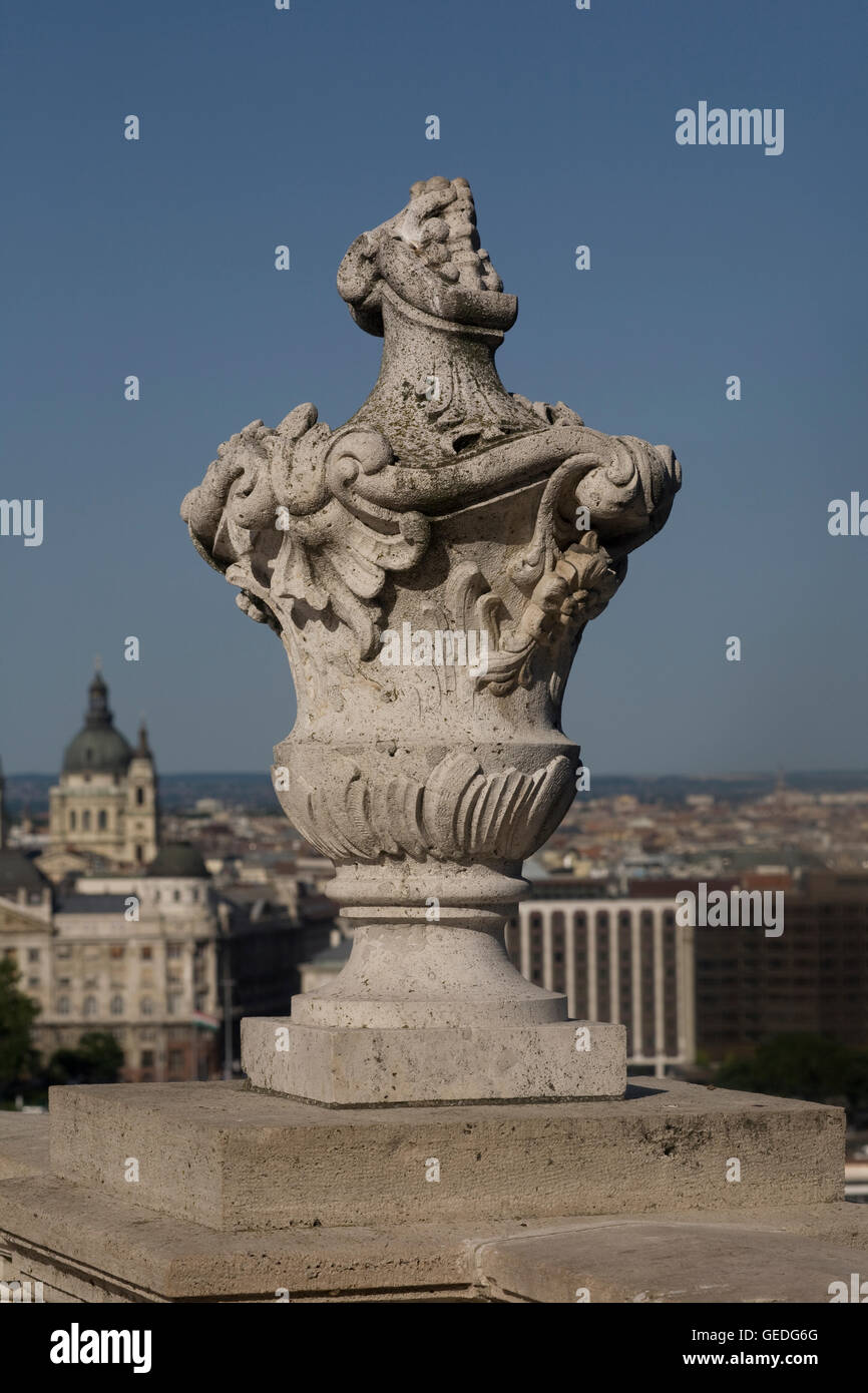 Vaso come struttura sulla balaustra sulla collina del castello con dalla basilica di Santo Stefano, a distanza Foto Stock