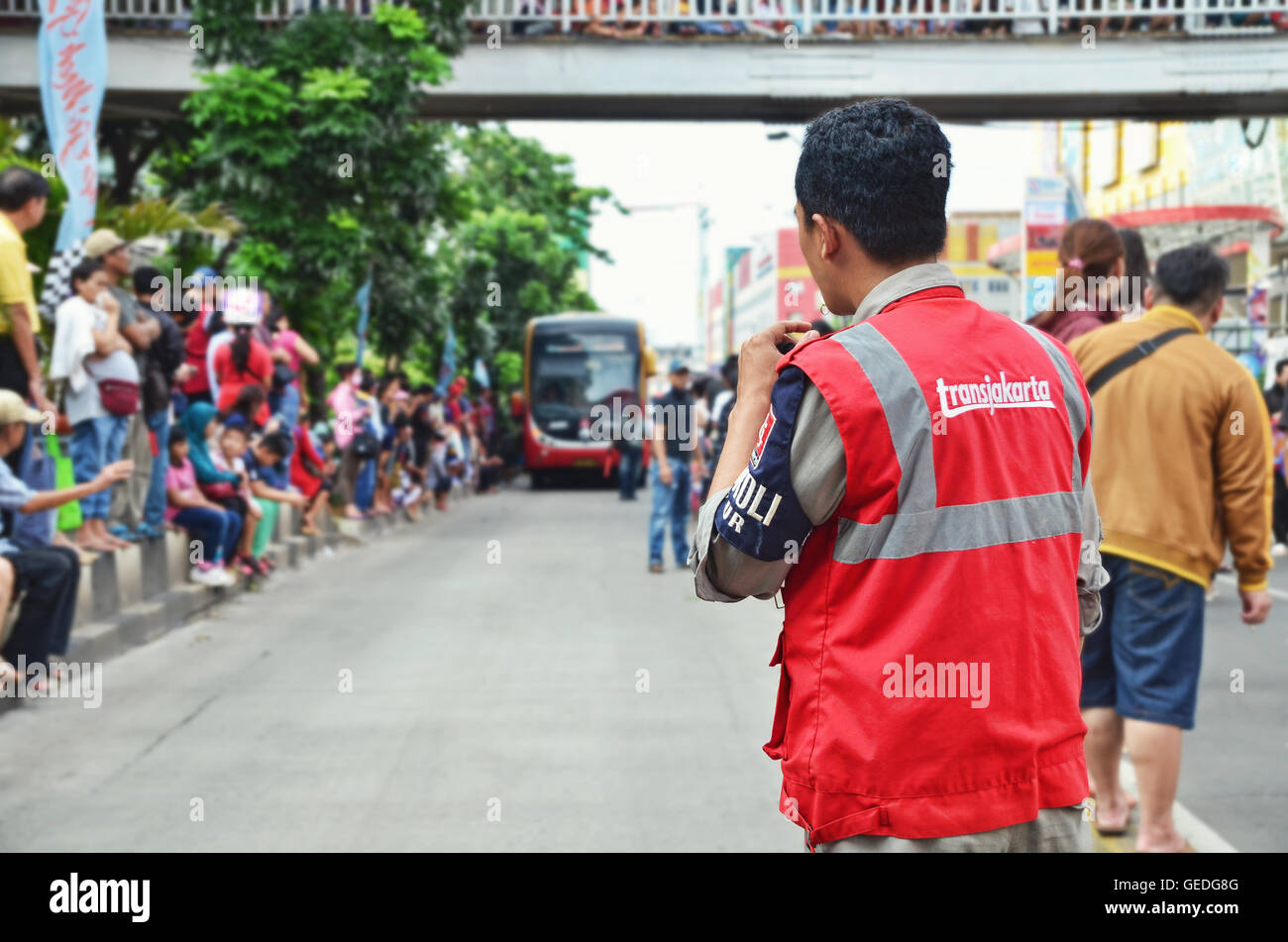 Transjakarta il controlling del personale una folla di persone in blindosbarra lane. Foto Stock