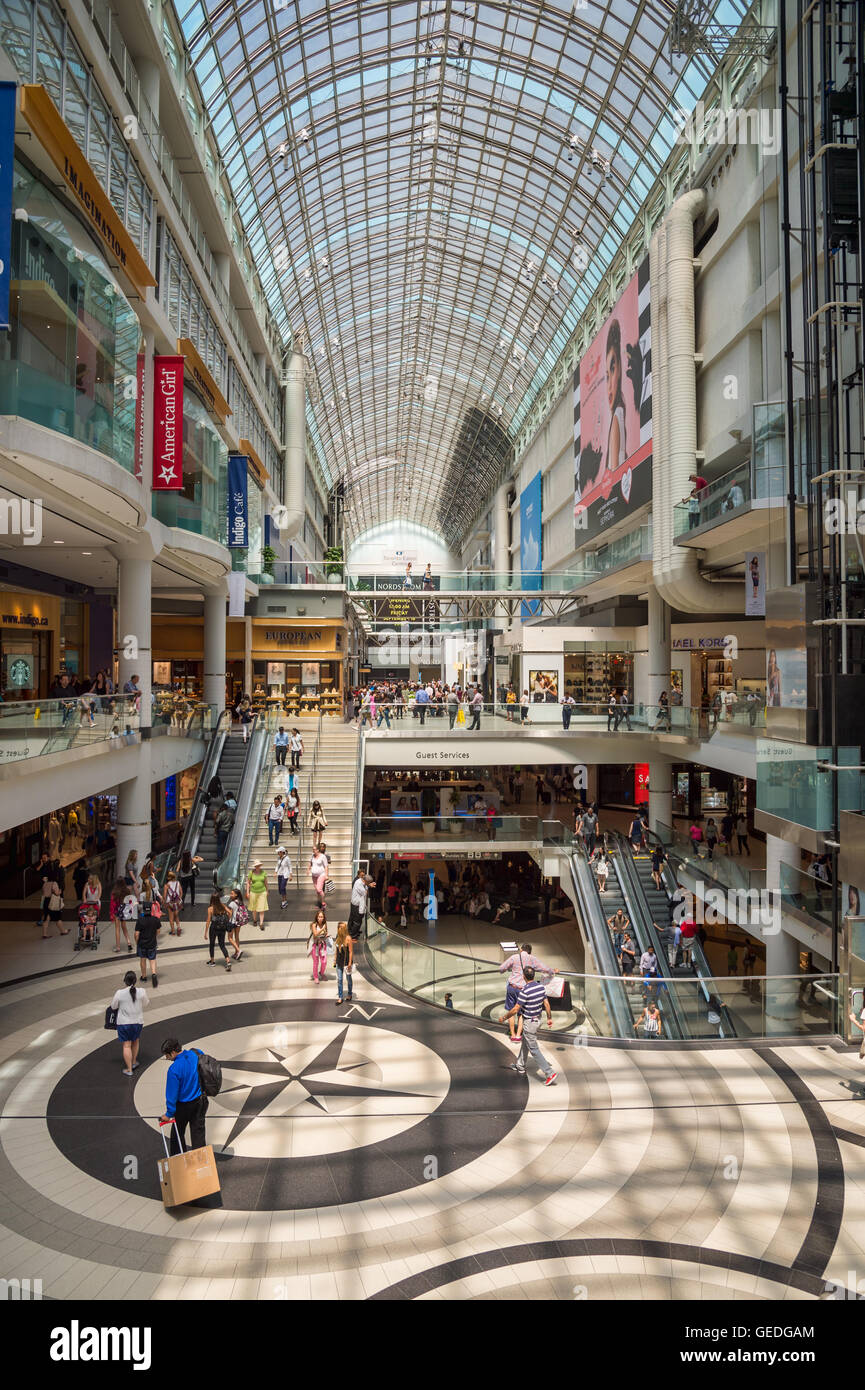 Toronto - 4 luglio 2016: shoppers visitare Eaton Centre Mall in Toronto. Foto Stock