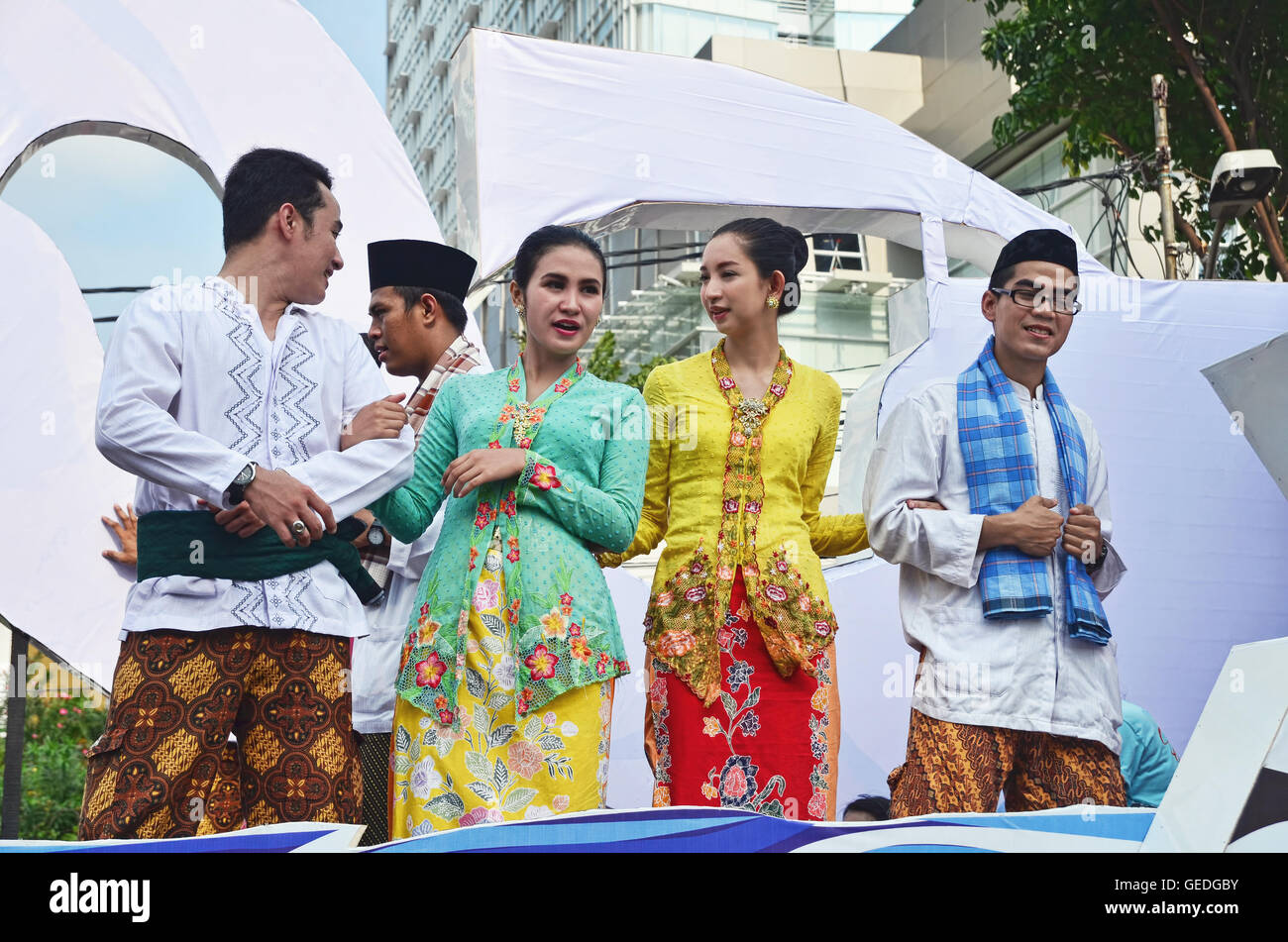 Jakarta. Feb 21 2016. Abang & None (Bro & Sis) Jakarta salutare il pubblico in un corteo di auto in Cap Vai Meh Festival Foto Stock