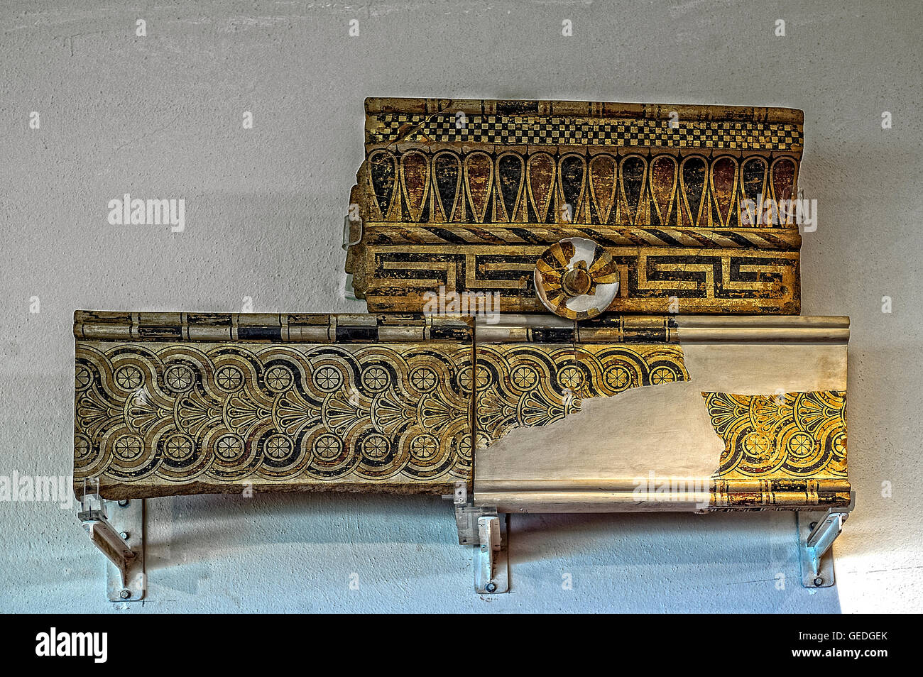 Italia Sicilia Giardini Naxos - area archeologica di Naxos - Museo - Santuario ti ovest di Santa Venera - Flusso di fianco siciliano fregio costituito da due elementi : il sima collocato sulla sommità del revetment geison.circa 560-550 A.C. Foto Stock