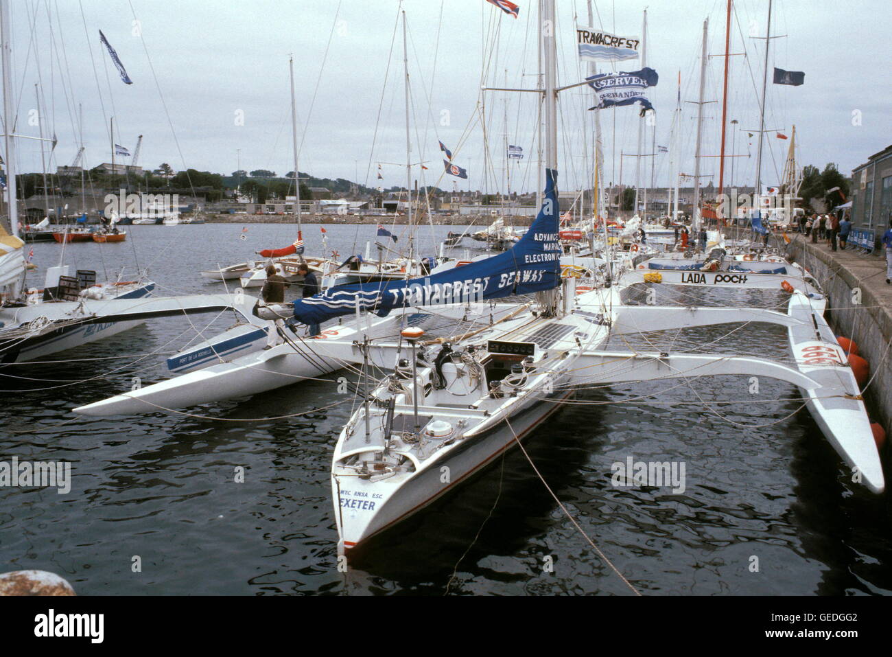 AJAXNETPHOTO. 1 Giugno, 1984. PLYMOUTH in Inghilterra. - OSTAR 1984 -TRAVACREST SEAWAY skipper da Peter Philips (GBR) A MILBAY DOCKS foto:JONATHAN EASTLAND/AJAX REF:YA TRAVACREST 1984 03 Foto Stock