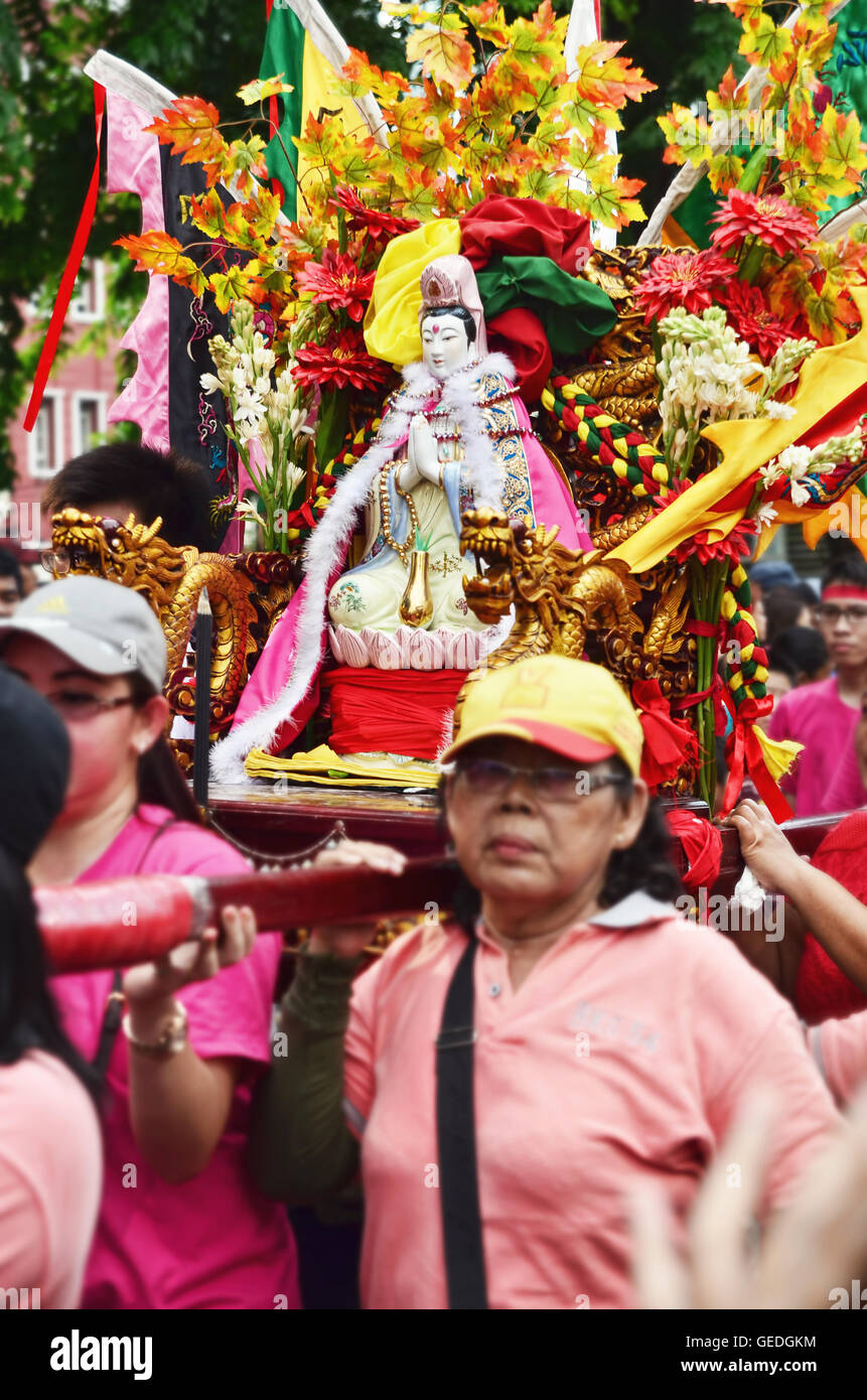 Jakarta, Indonesia. Feb 21 2016. I residenti del quartiere cinese di sollevamento (Joli colorata processione) di Dio Foto Stock