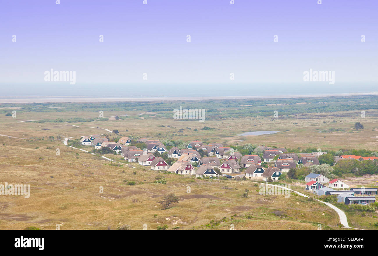 Vista in tipiche case olandese sulla isola di Ameland, Paesi Bassi Foto Stock