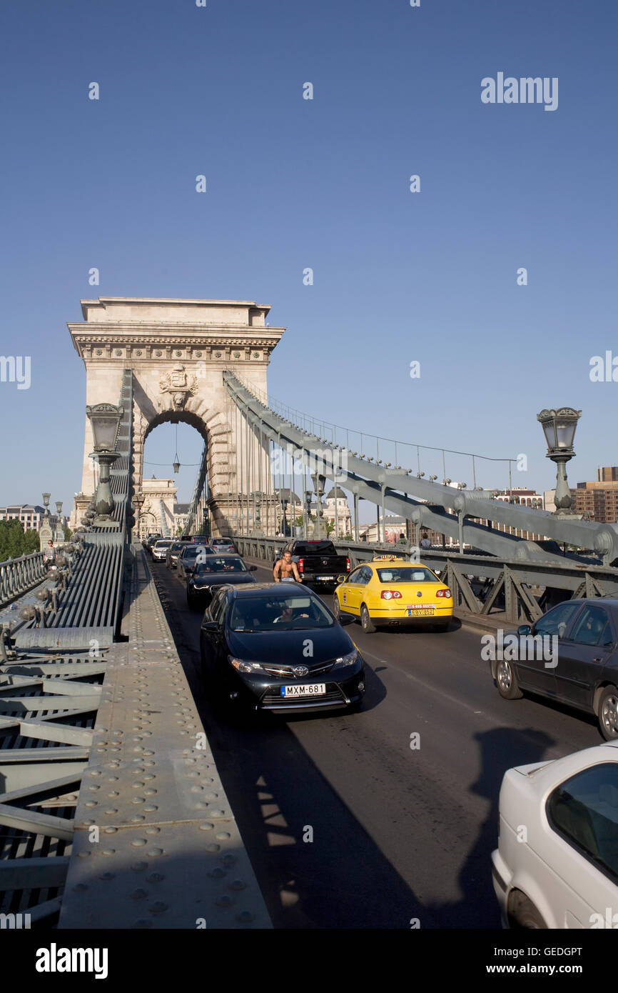 Il ponte della catena con il traffico intenso sul tardo pomeriggio estivo Foto Stock
