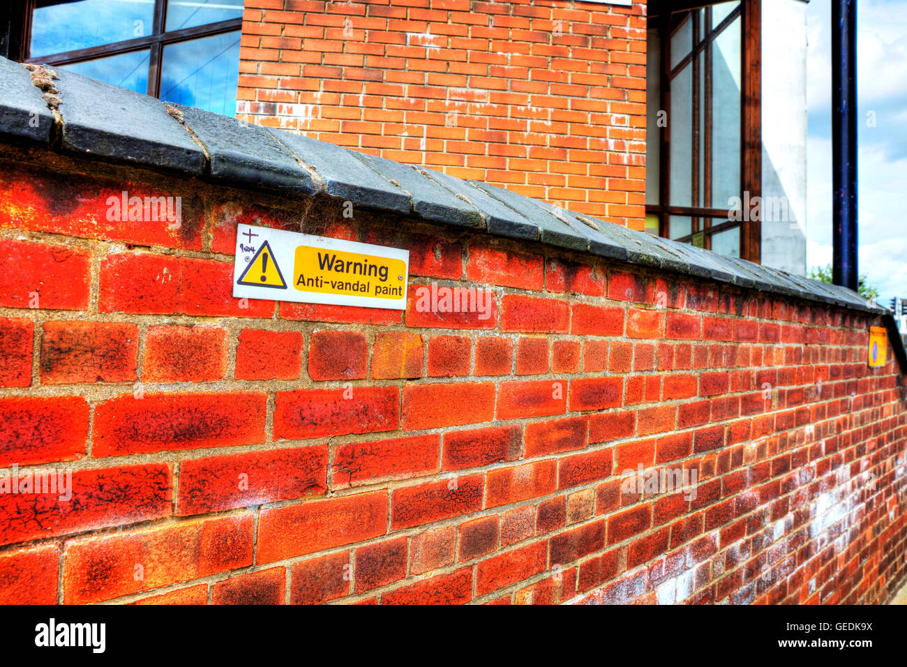 Avvertenza anti vandalo segno di vernice sul muro per impedire che i vandali di atti di vandalismo su muri REGNO UNITO Inghilterra GB Foto Stock