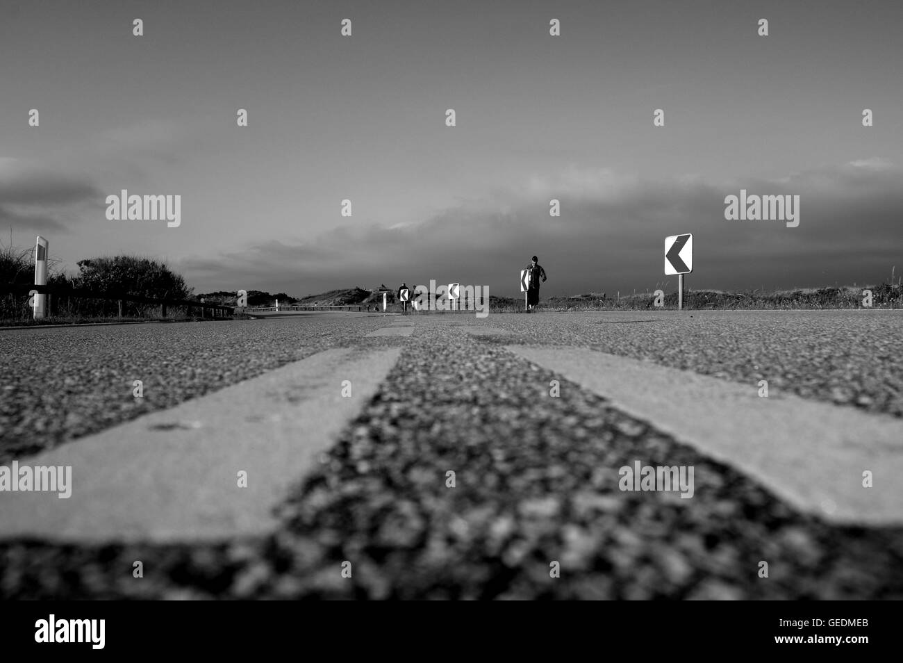 Blackandwhite,adorabili,waldisputninsphotography,geometria,abstract,moody,creative,prospettiva,pavimentazione,Road,superficie,,areale wayart Foto Stock