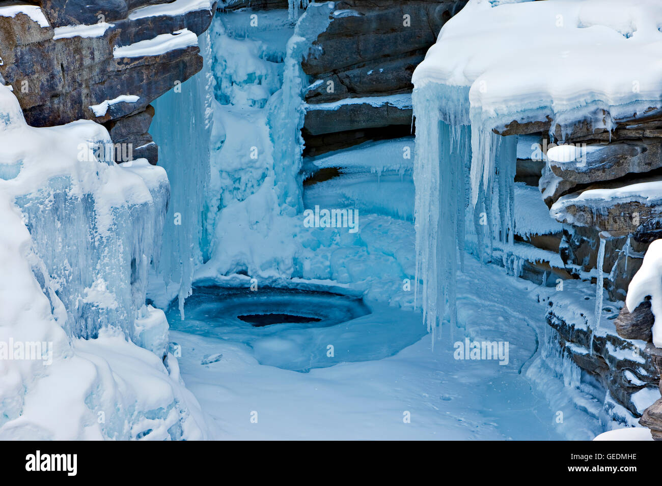 Geografia / viaggi, Canada, Alberta, 308 km W di Edmonton, formazioni di ghiaccio sulle Cascate Athabasca durante l'inverno, Athabasca River, il Parco Nazionale di Jasper, Canadian Rocky Mountains, Alberta, C Foto Stock