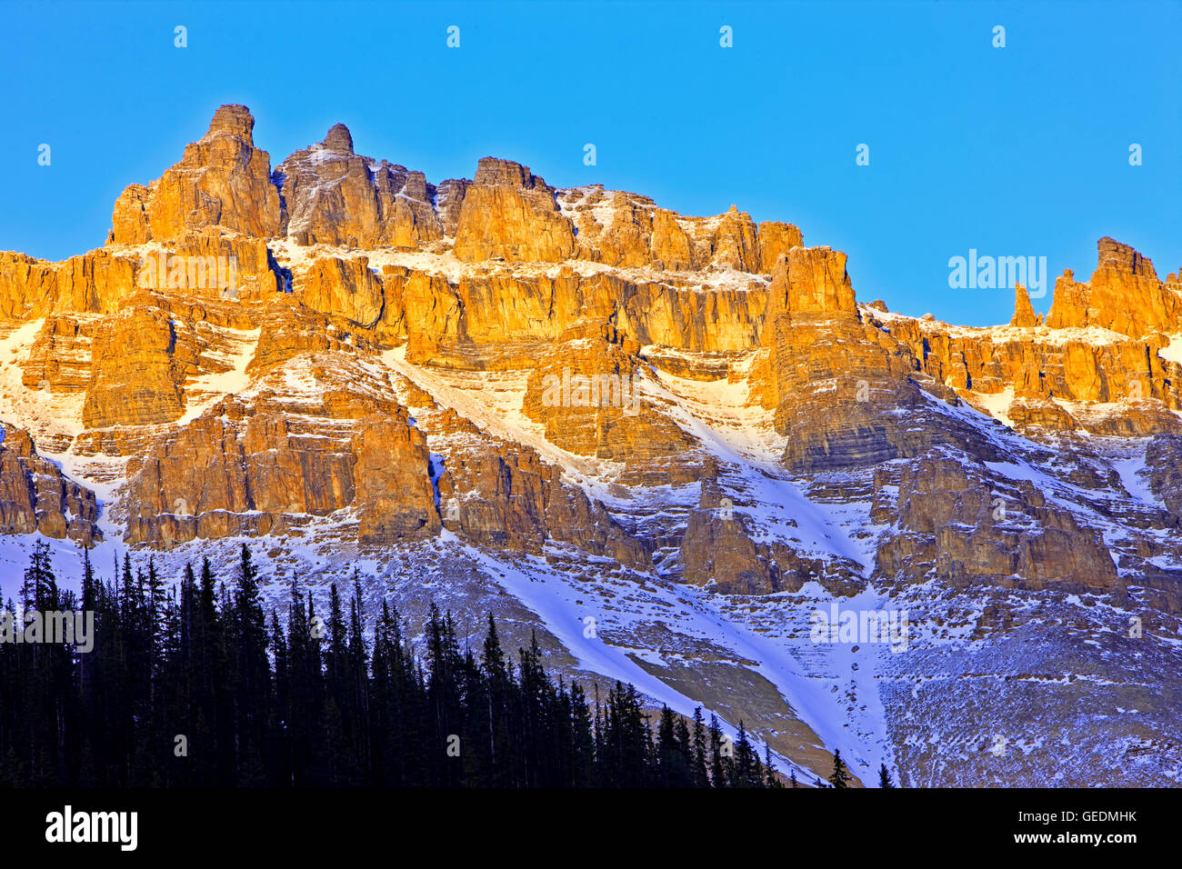 Geografia / viaggi, Canada, Alberta, 287 km SW di Edmonton, Tramonto sul picco di dolomite (2782 metri/9127 piedi) visto dal lungo la Icefields Parkway, il Parco Nazionale di Banff, Canadian Rocky Mount Foto Stock