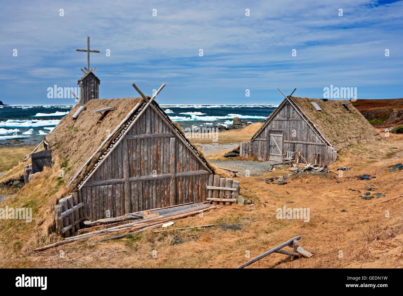 Geografia / viaggi, Canada, Terranova, L'Anse aux Meadows, ri-creato capanne ed edifici al Norstead Viking sito (un Viking porto di commercio) backdropped dai ghiacci nel porto, Trail Foto Stock