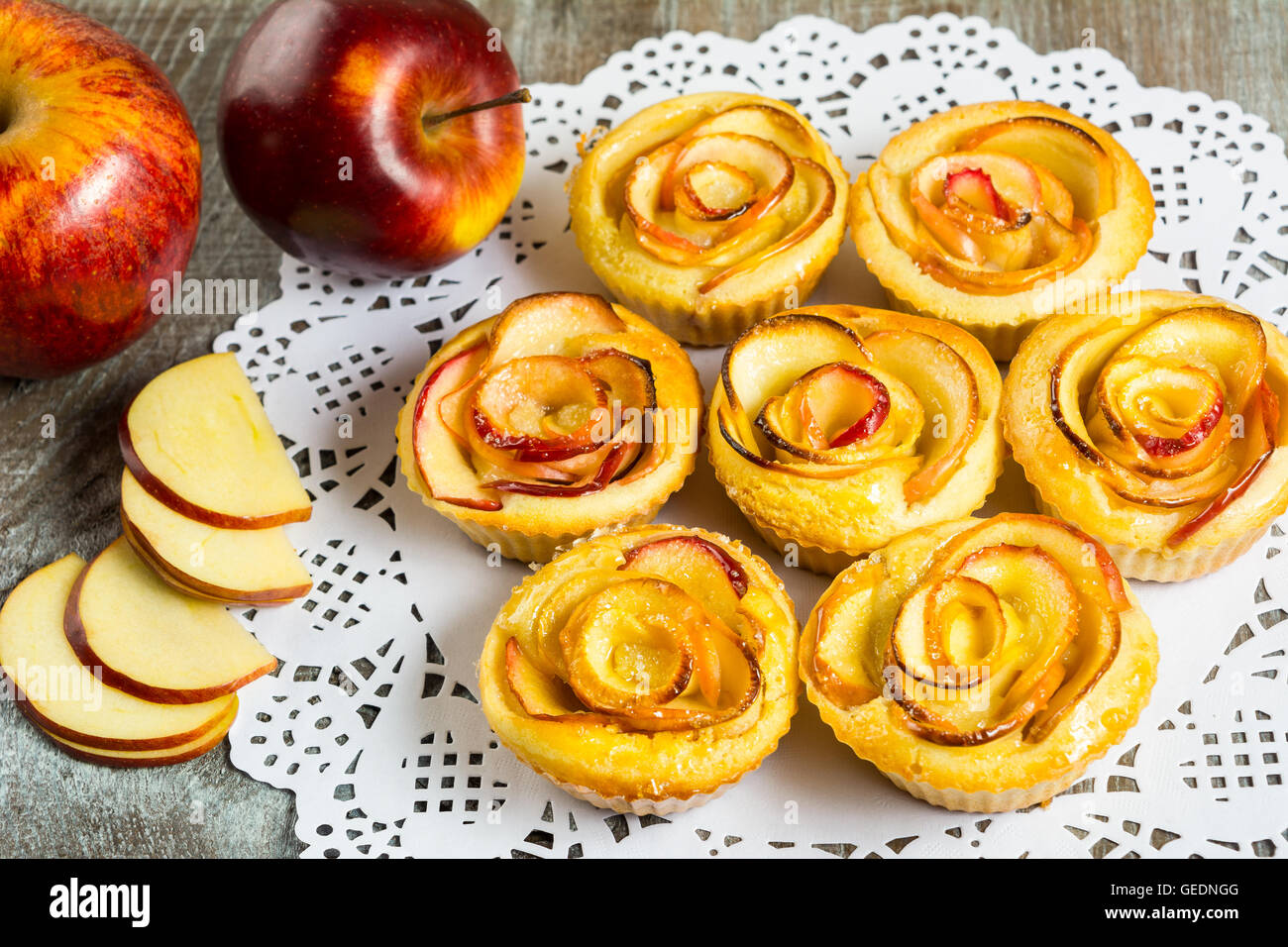 Puff apple rose a forma di muffin. Dolce dessert apple pie. In casa apple pasticceria Rosa. Foto Stock